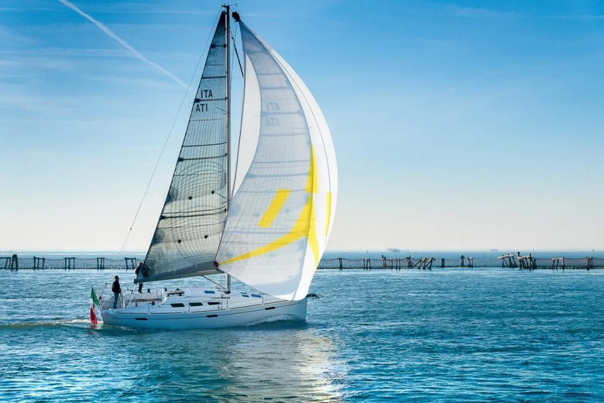 Italia 10.98 Boat Specs