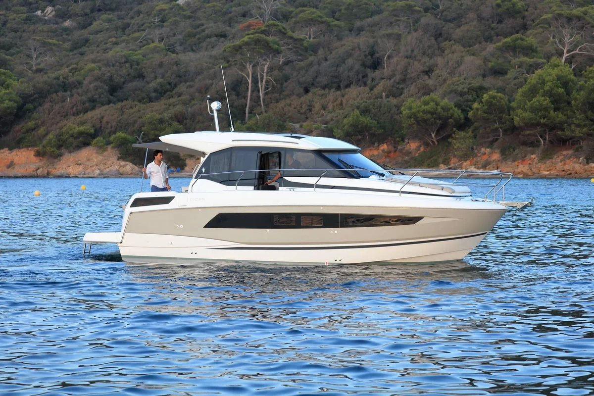 Jeanneau NC 33 2022 boat specs