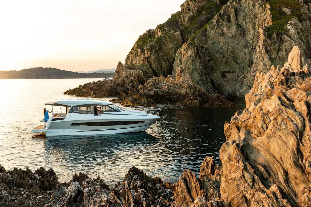Jeanneau NC 37 2022 boat specs