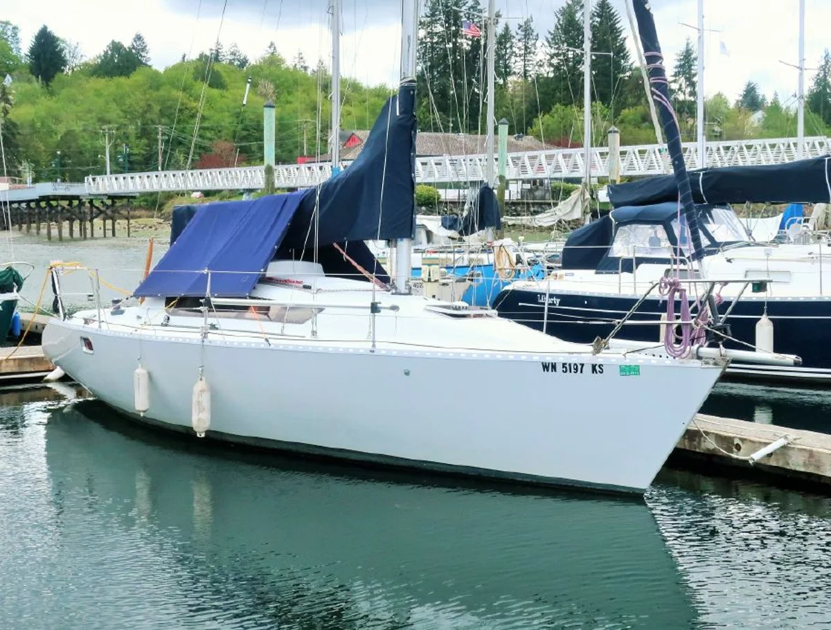 Feeling 850 - Fin keel Boat Specs