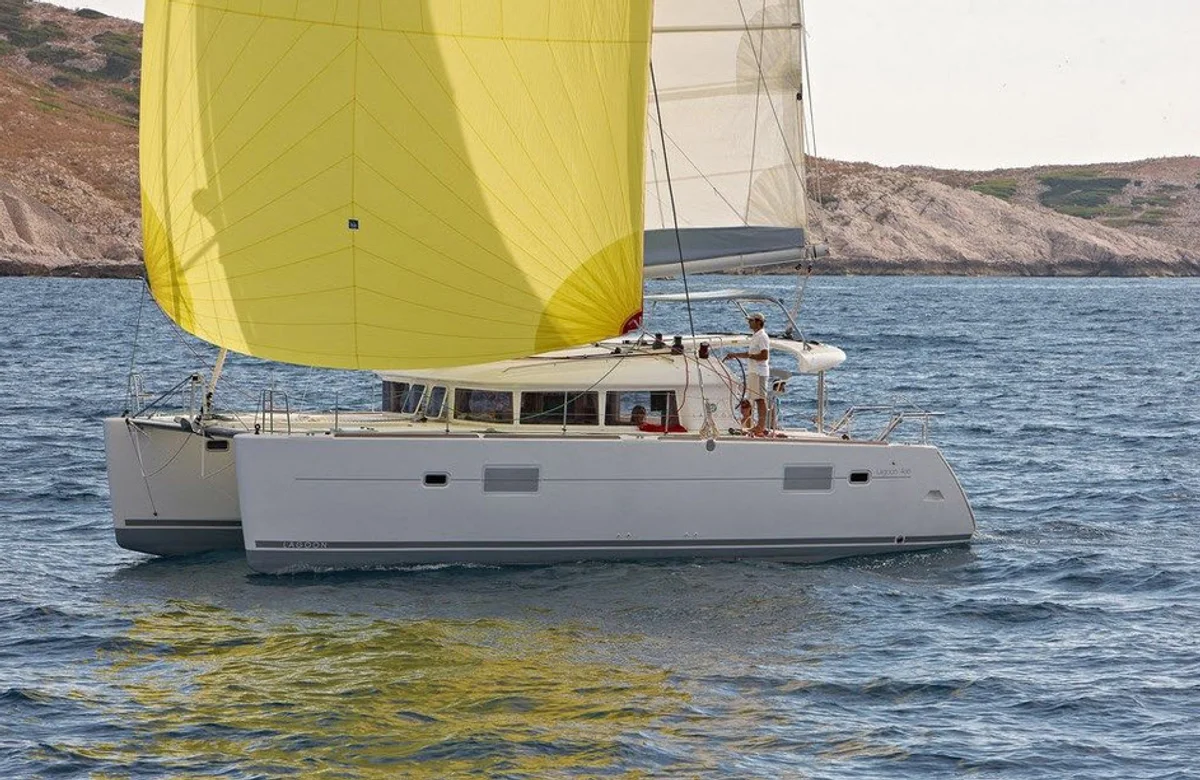 Lagoon 400 S2 2012 boat specs
