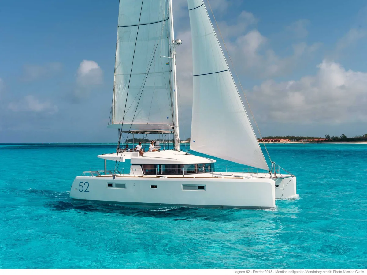 Lagoon 52 F 2012 boat specs
