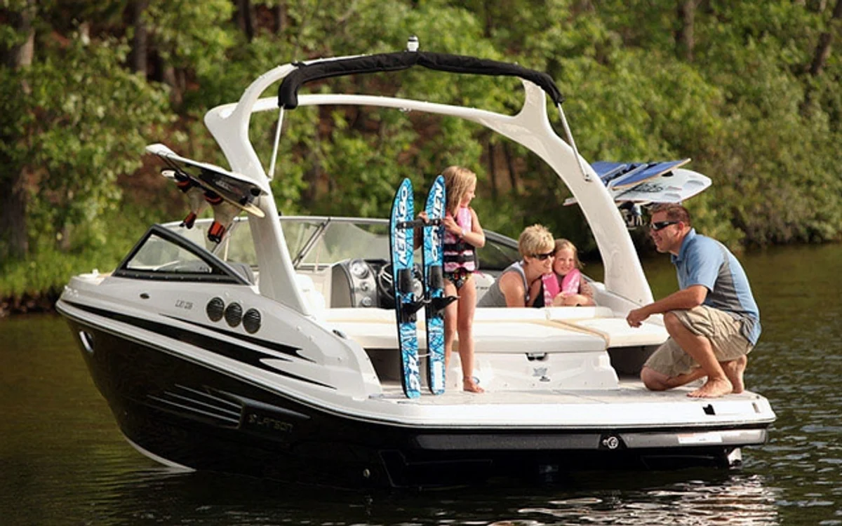 Larson Marine LXi 238 2012 boat specs