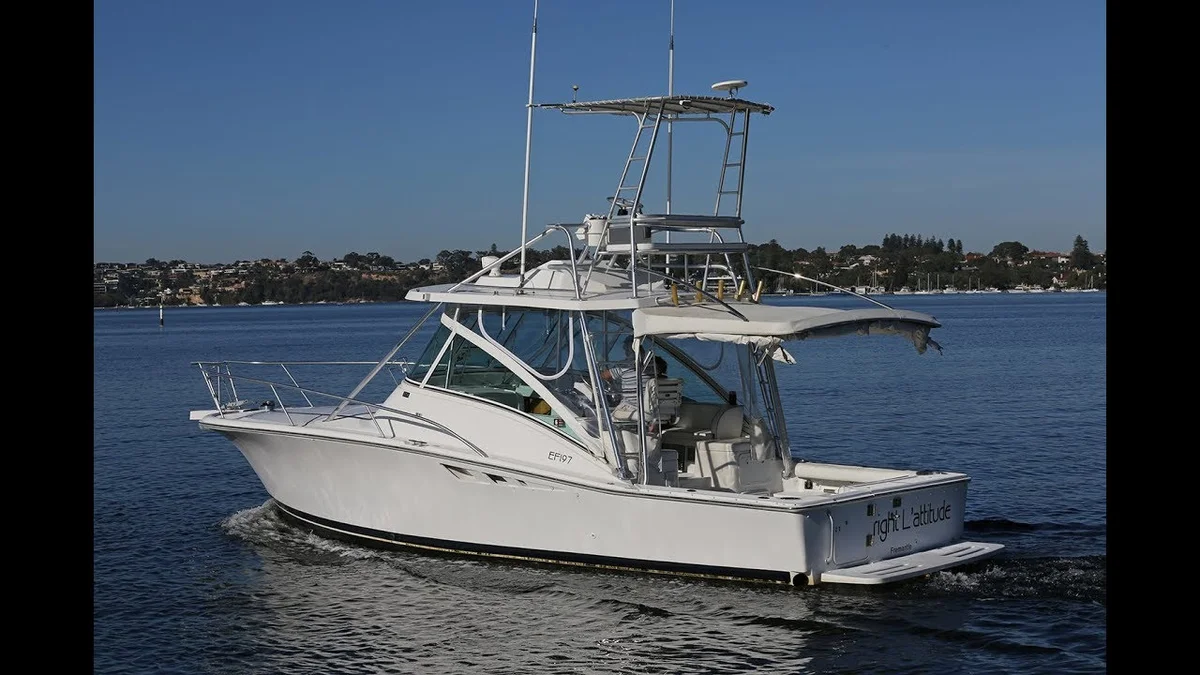 Luhrs Tournament 320 Open 2000 boat specs