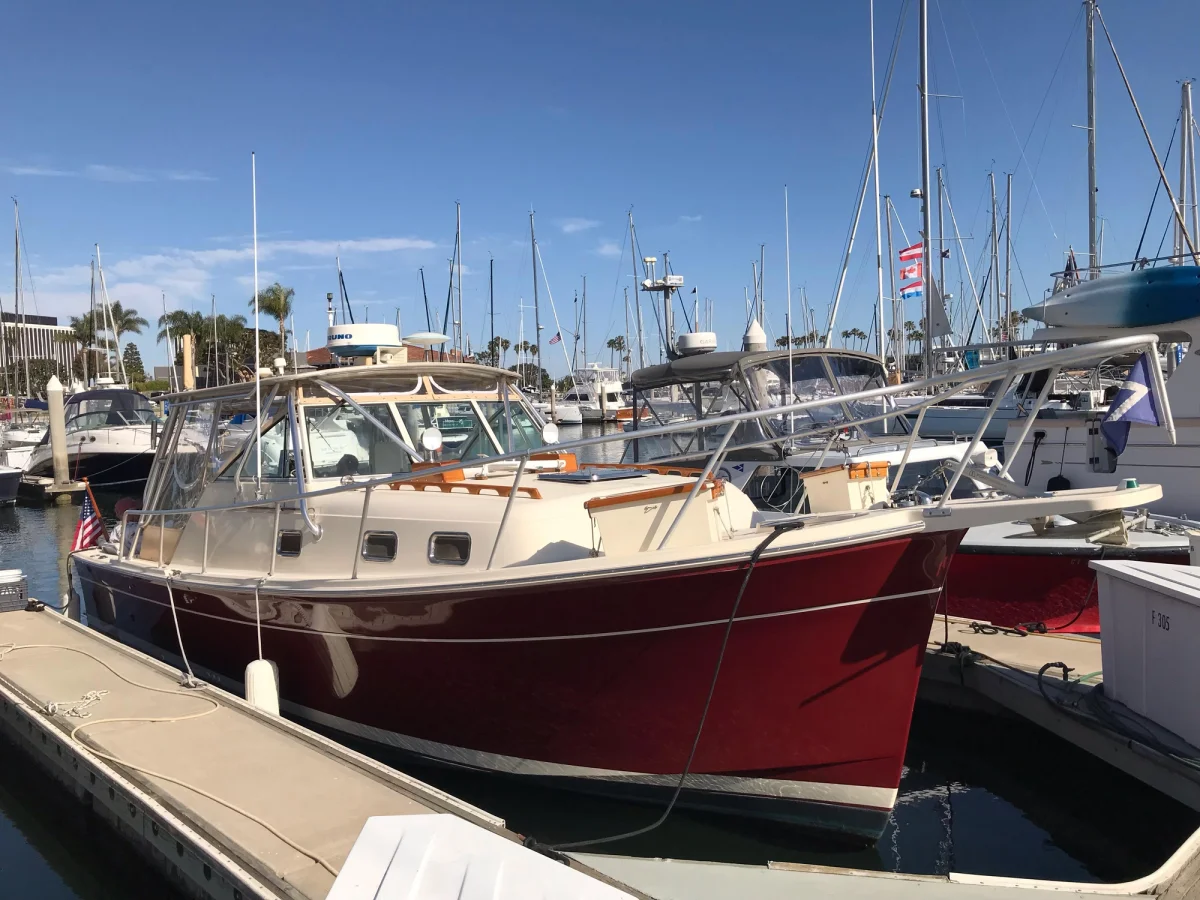 Pilot 30 Sedan Boat Specs