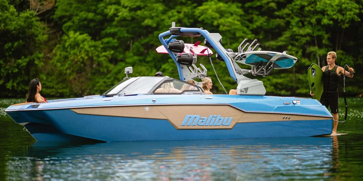 Malibu Boats M220 2021 boat specs