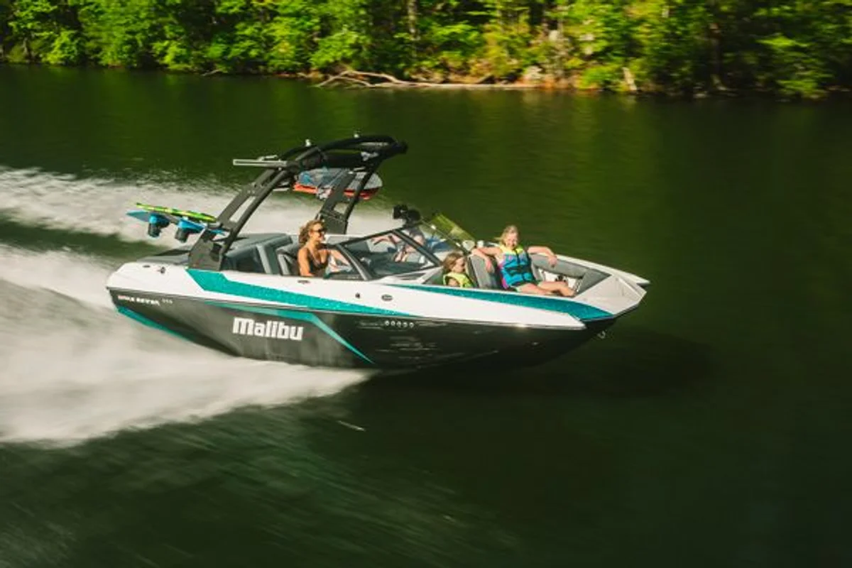 Malibu Boats Wakesetter 21 MLX 2021 boat specs