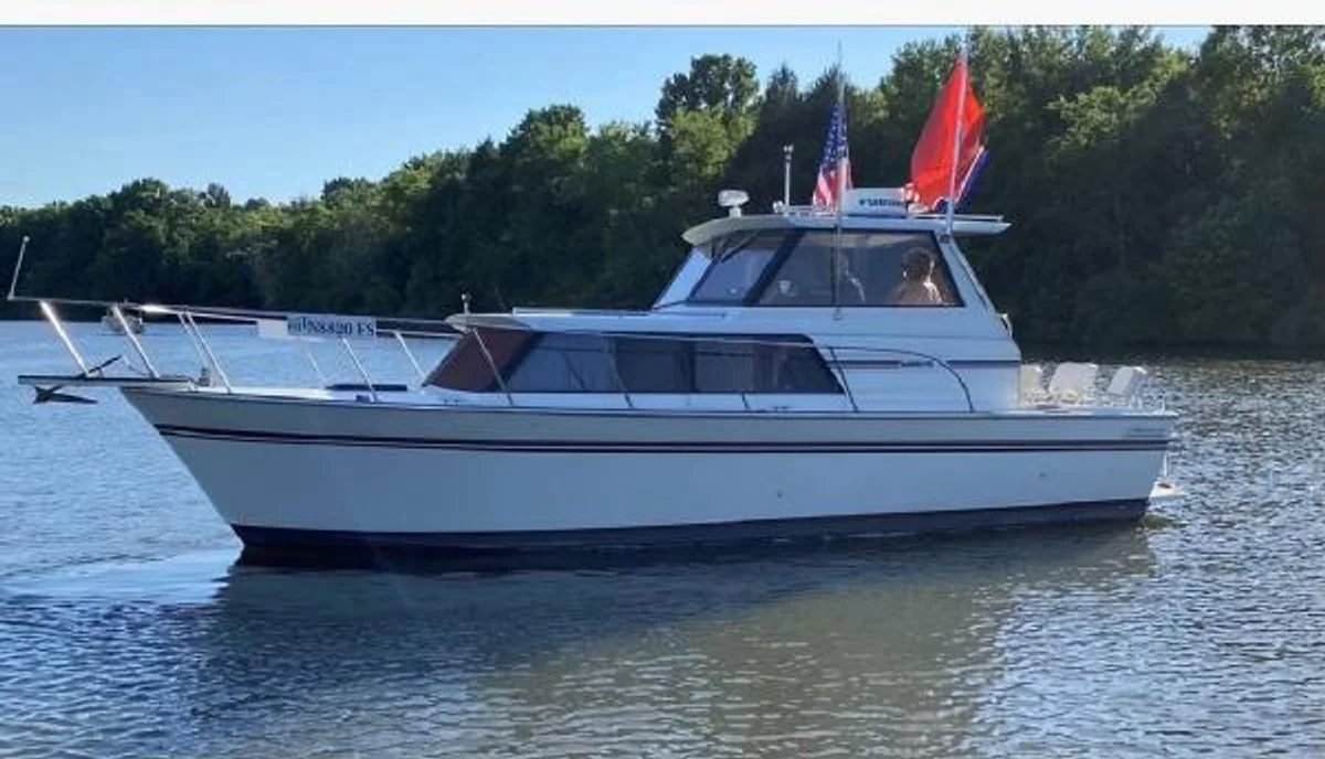 Marinette Yacht Express convertible 1968 boat specs