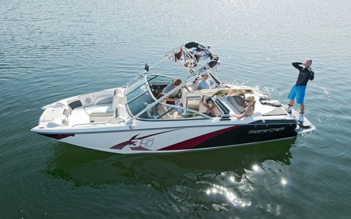 Mastercraft X35 2011 boat specs