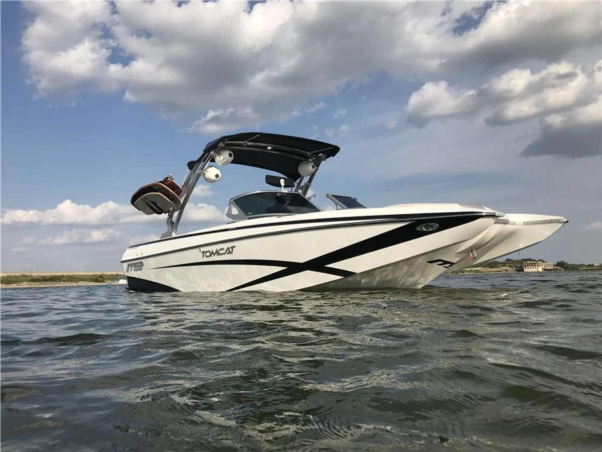 MB F24 Tomcat 2016 boat specs