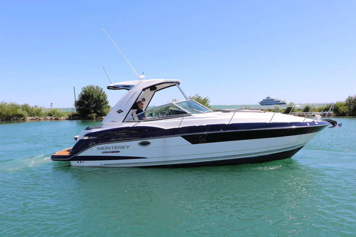 Monterey 355 Sport Yacht 2017 boat specs