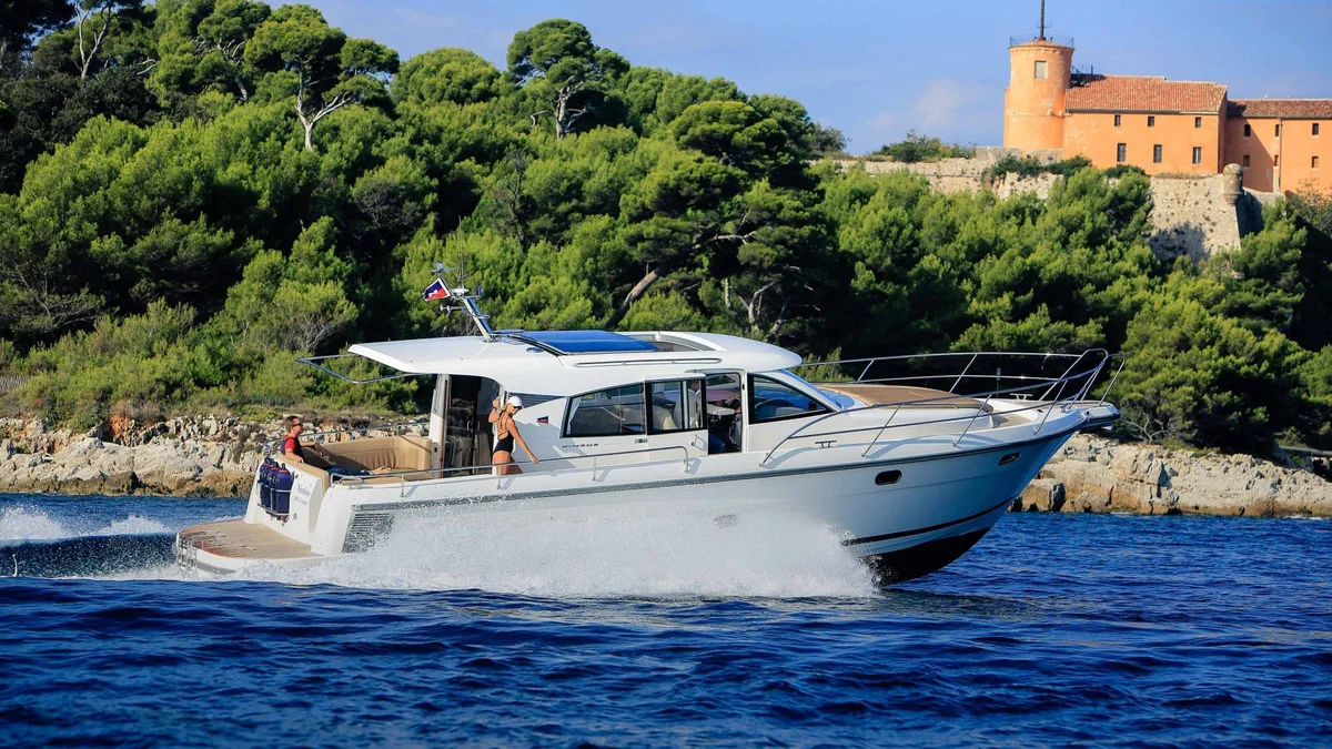 Nimbus 405 Coupe 2022 boat specs