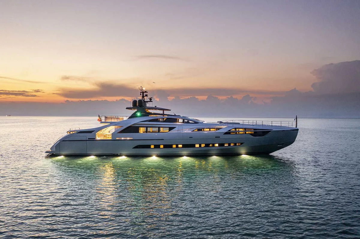 Pershing Yachts 140 2016 boat specs
