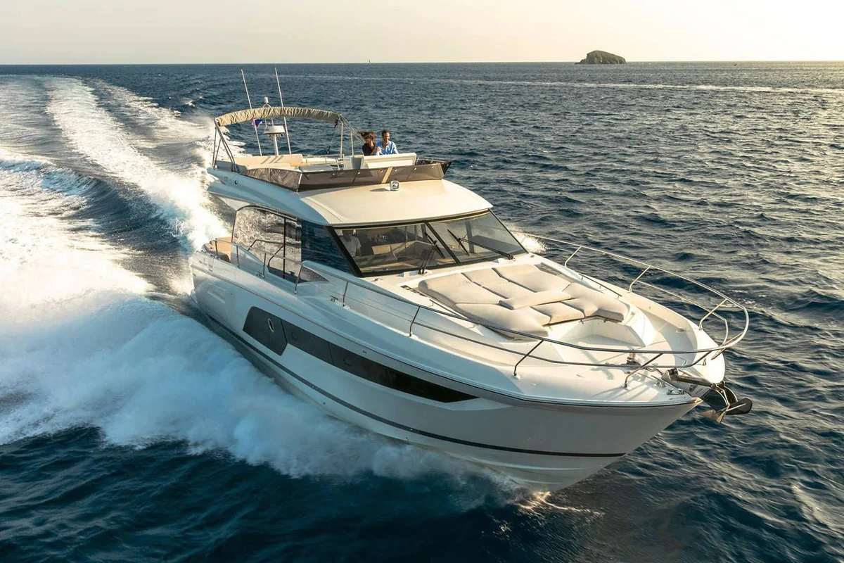 Prestige Yachts 590 2021 boat specs