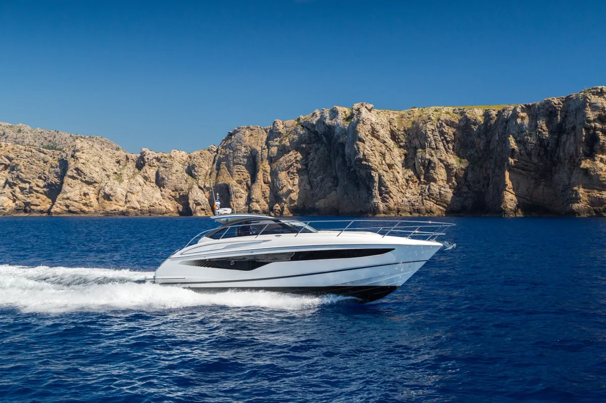 Princess Yachts V40 2017 boat specs