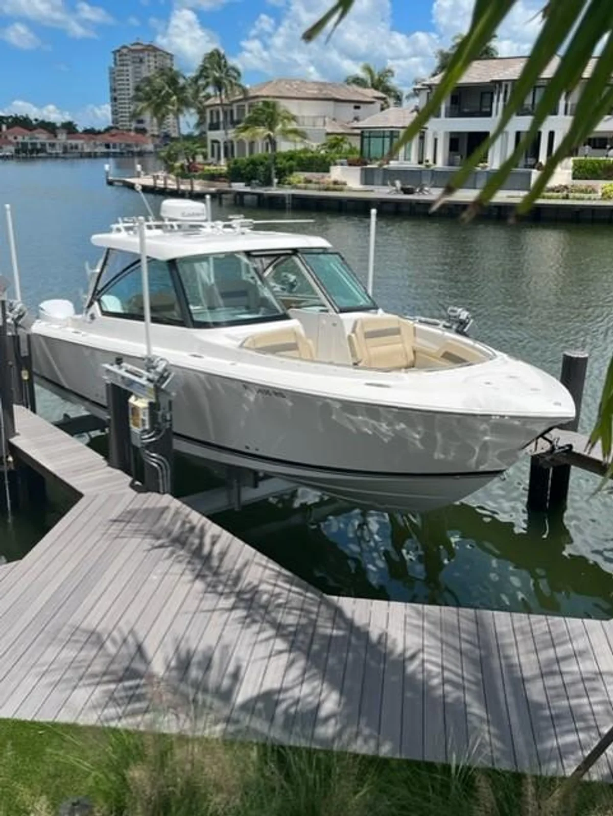DC 325 Dual Console Boat Specs