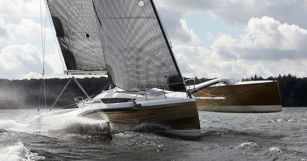 Dragonfly Dragonfly 32 - Touring Touring 2012 boat specs