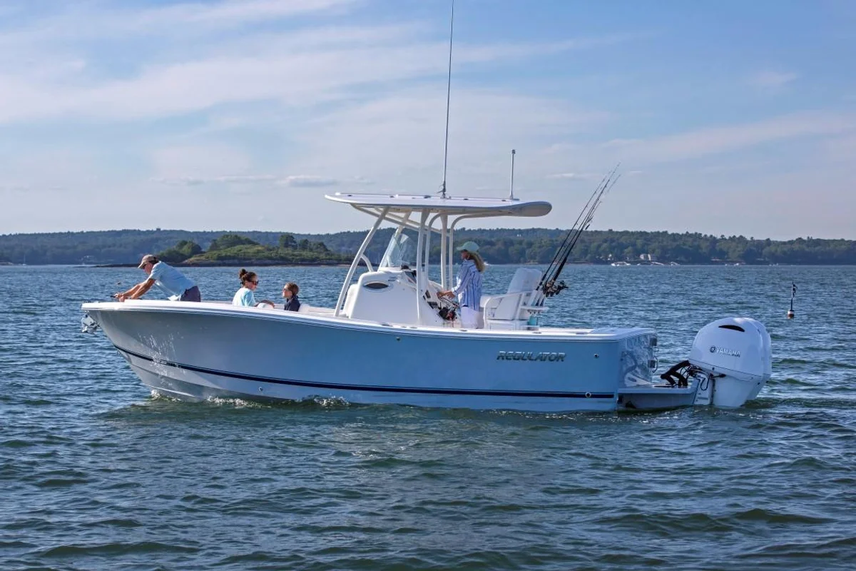 Regulator 25 2022 boat specs