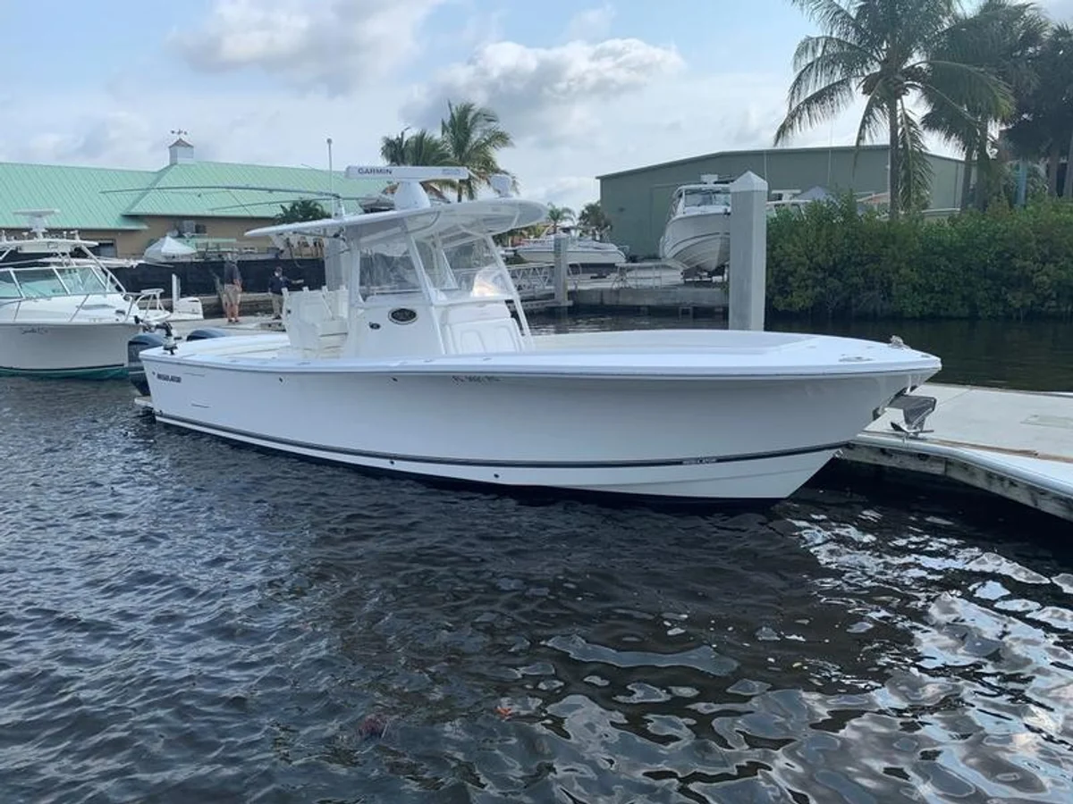 Regulator 31 2017 boat specs