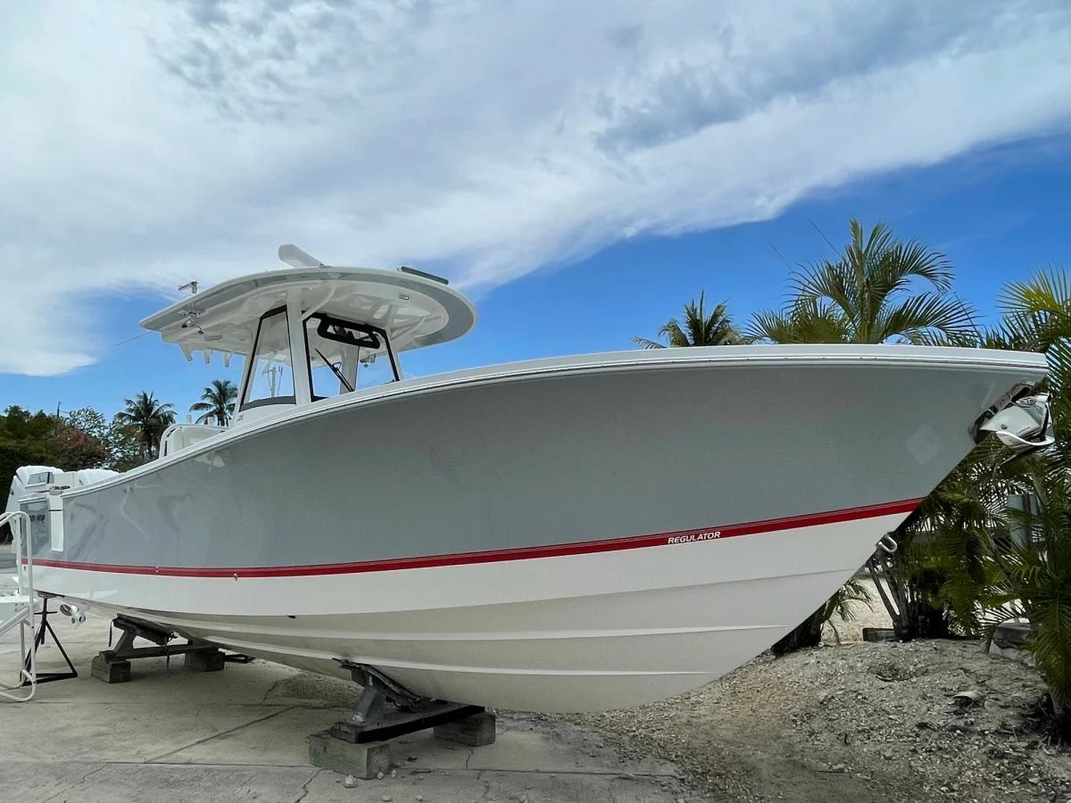 Regulator 34 2022 boat specs