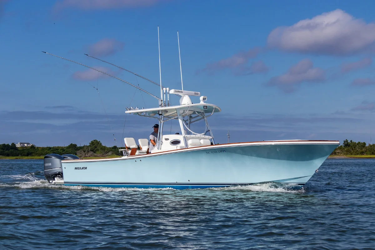 Regulator 34SS 2010 boat specs