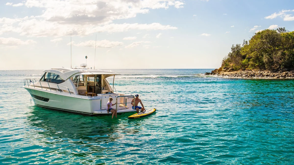 Riviera 395 SUV 2018 boat specs