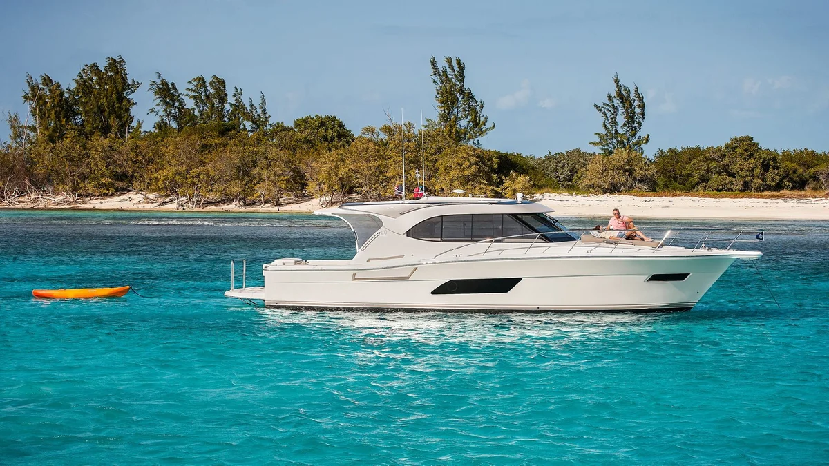 Riviera 445 SUV 2022 boat specs