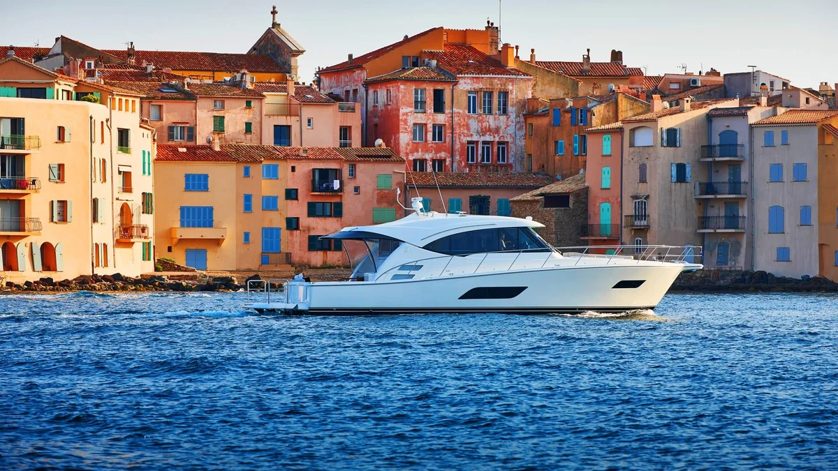 Riviera 545 SUV 2020 boat specs