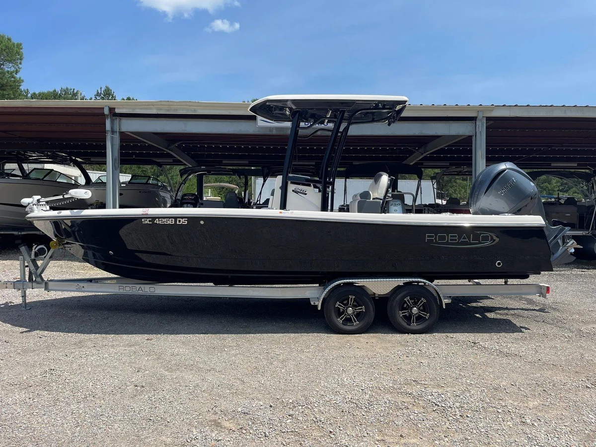 Robalo Bay Boats 246 Cayman 2021 boat specs
