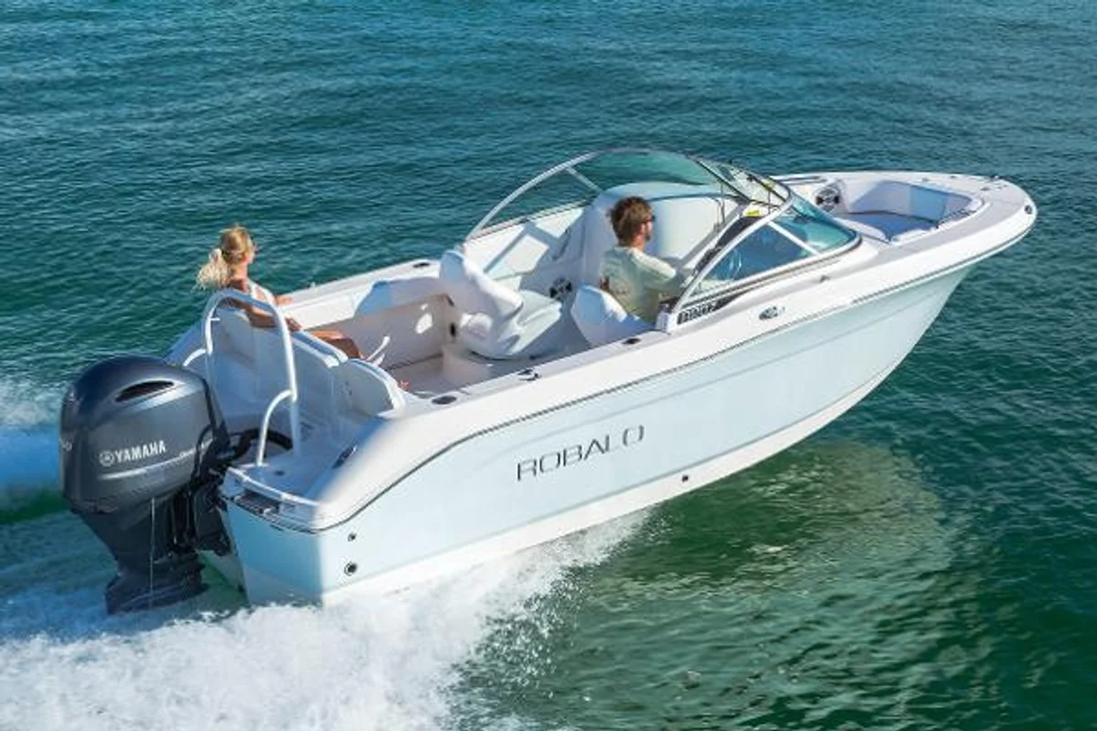 Robalo R207 Dual Console 2015 boat specs