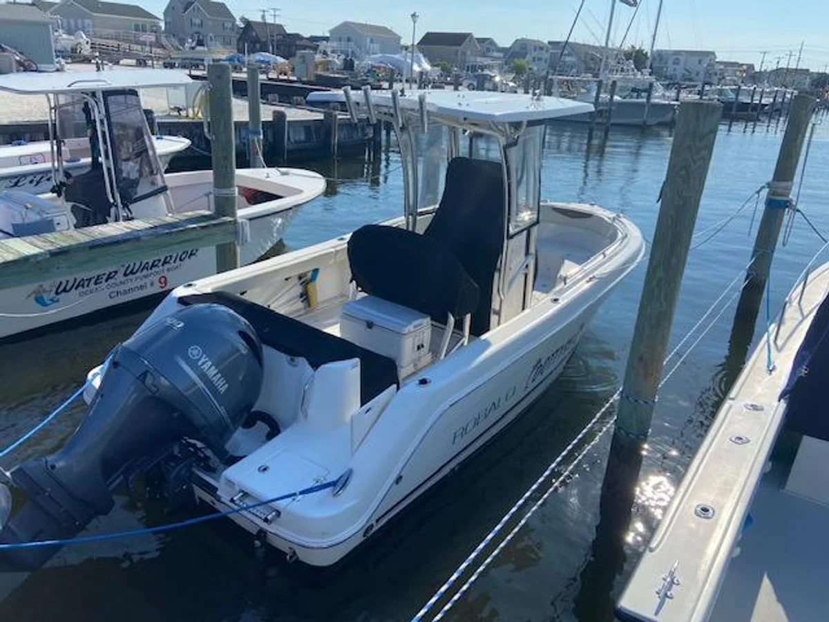 R222 Center Console Boat Specs