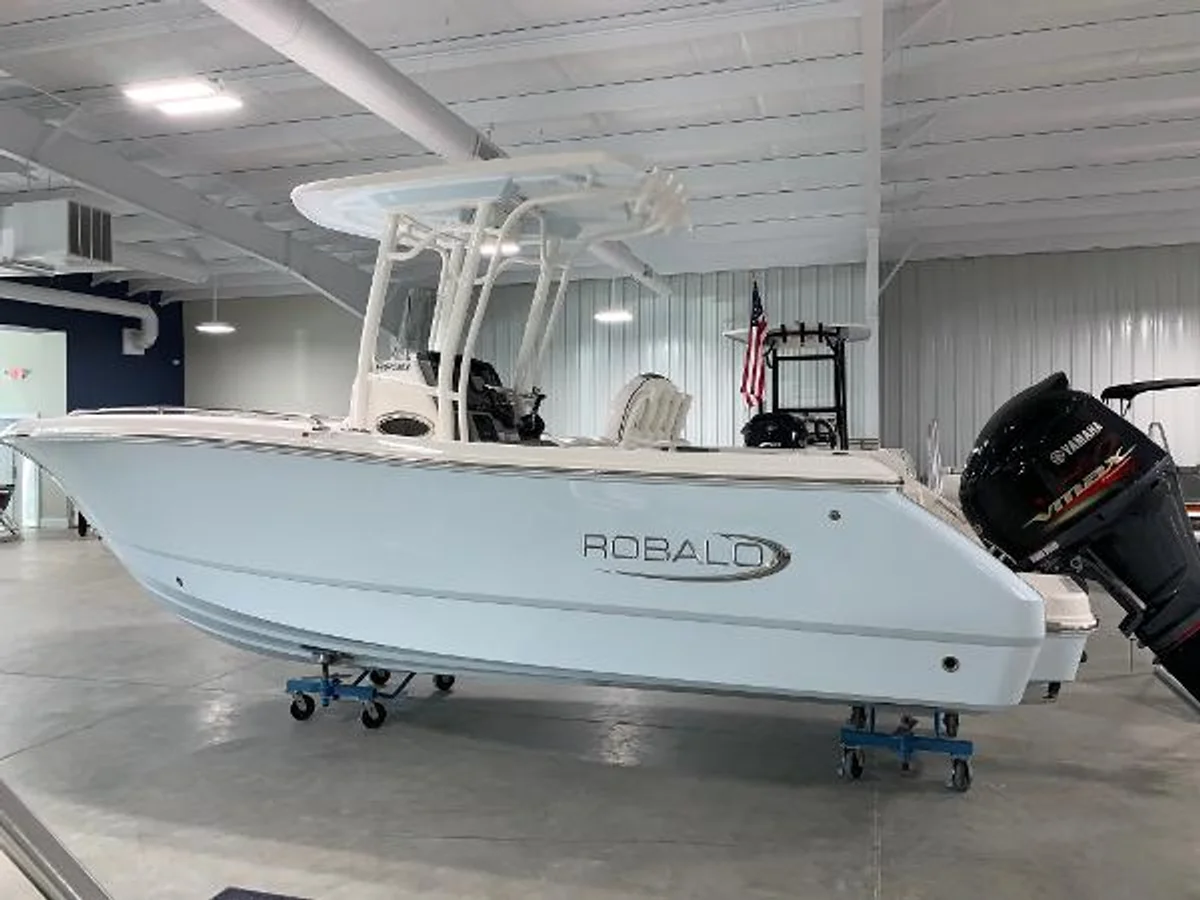 Robalo R230 Center Console 2022 boat specs