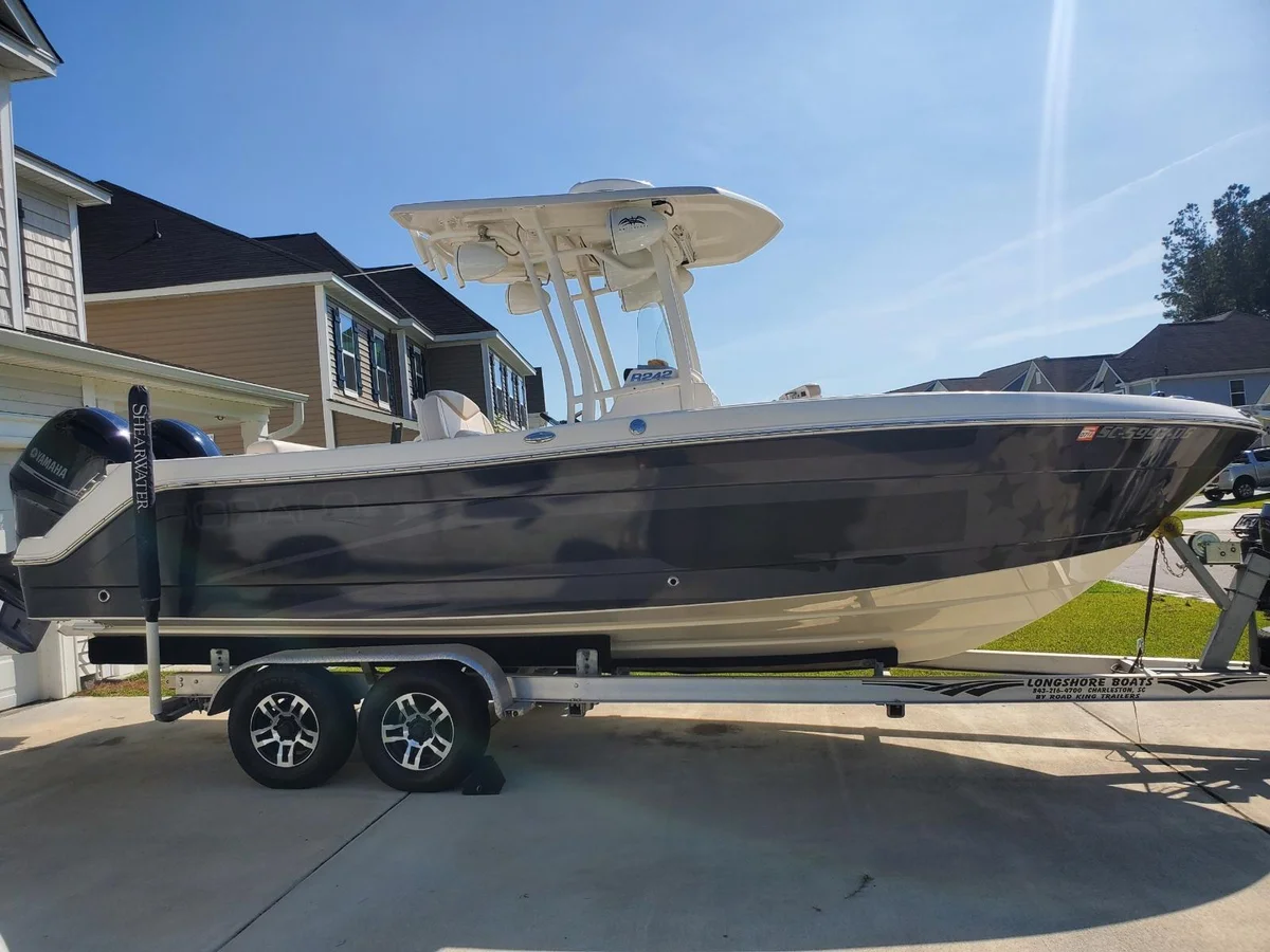 Robalo R242 Center Console 2017 boat specs