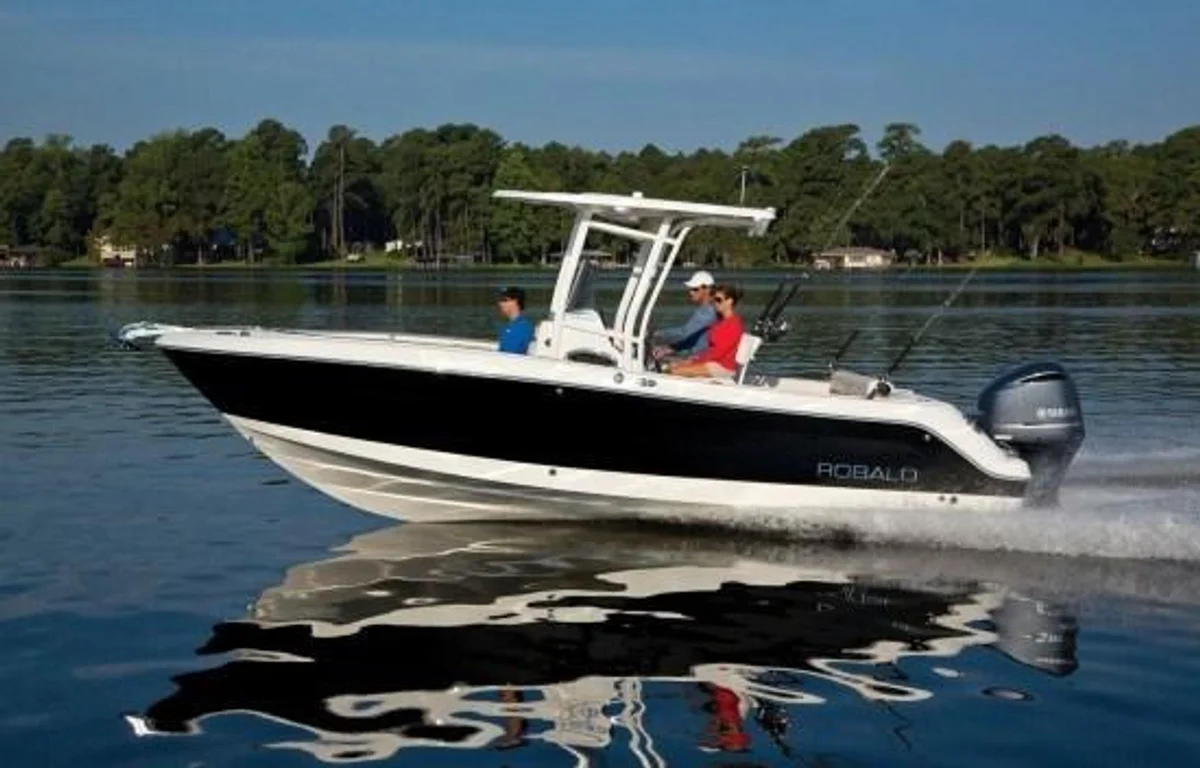 Robalo R242EX 2022 boat specs
