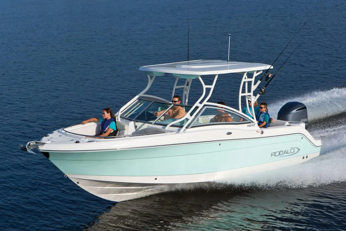Robalo R247 Dual Console 2022 boat specs