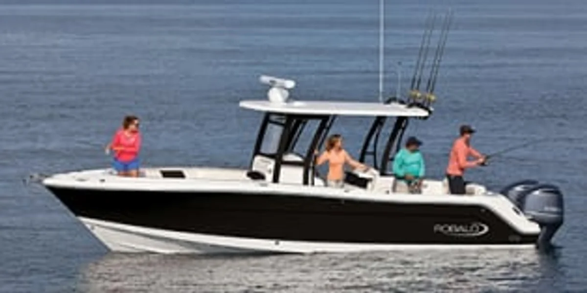 Robalo R302 Center Console 2017 boat specs