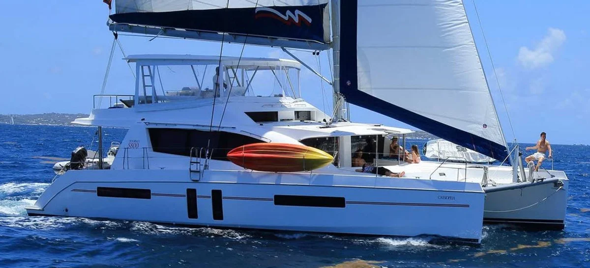 Robertson and Caine Moorings 5800 2011 boat specs