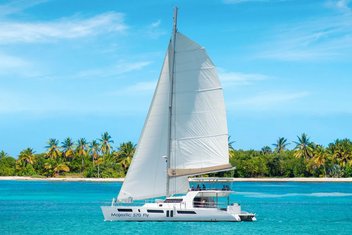 Majestic 570 Fly Boat Specs
