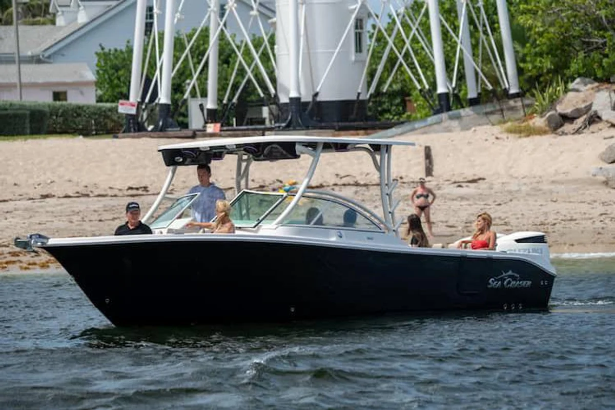 Sea Chaser 30 HFC DC 2020 boat specs
