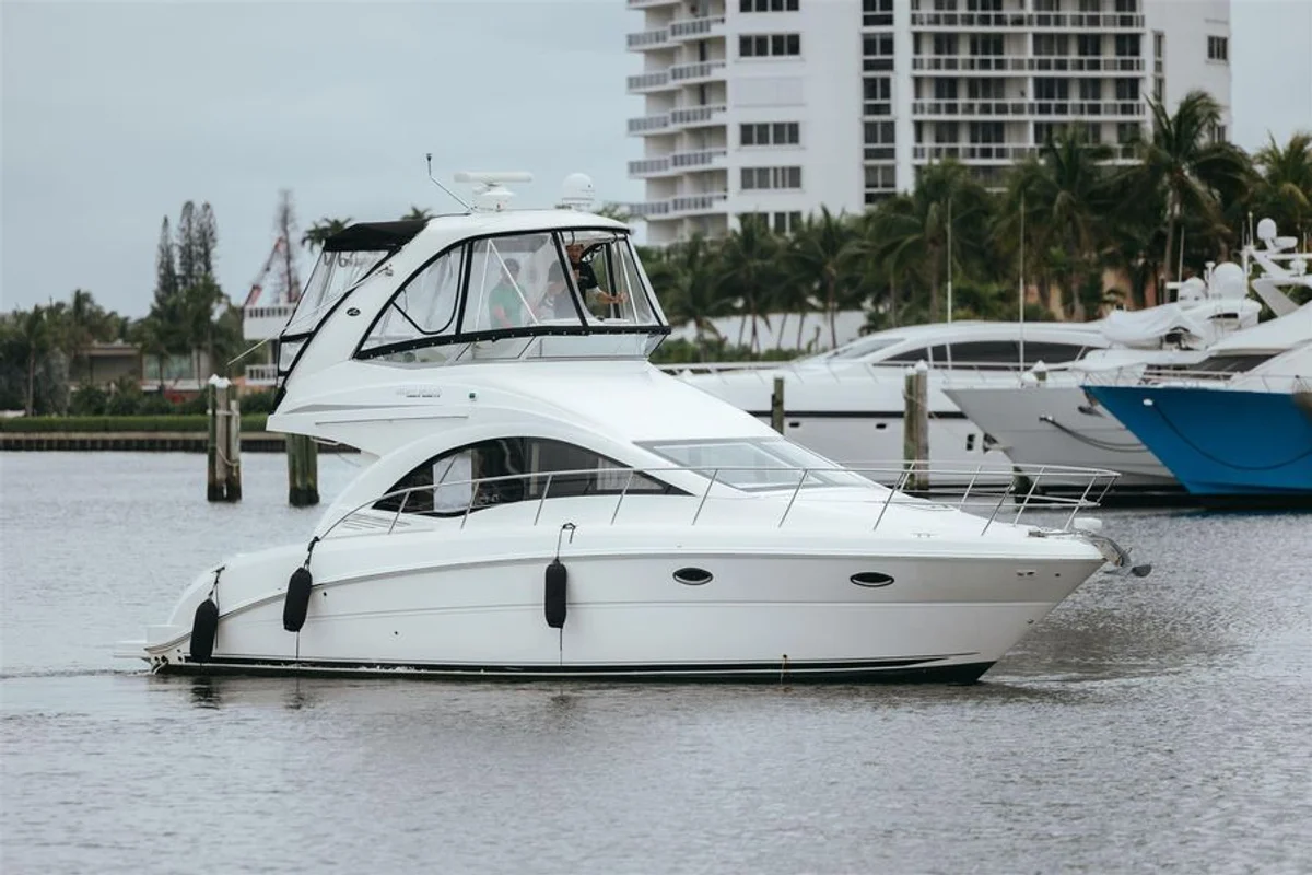 Sea Ray Sedan Bridge 390 2010 boat specs