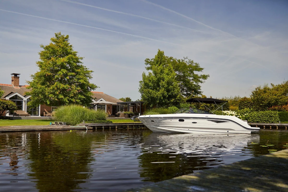 Sea Ray SLX 250 2022 boat specs