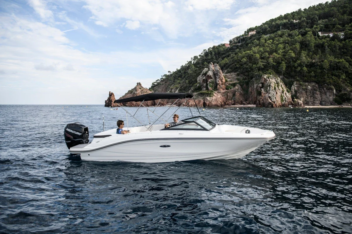 Sea Ray SPX 210 Outboard 2023 boat specs