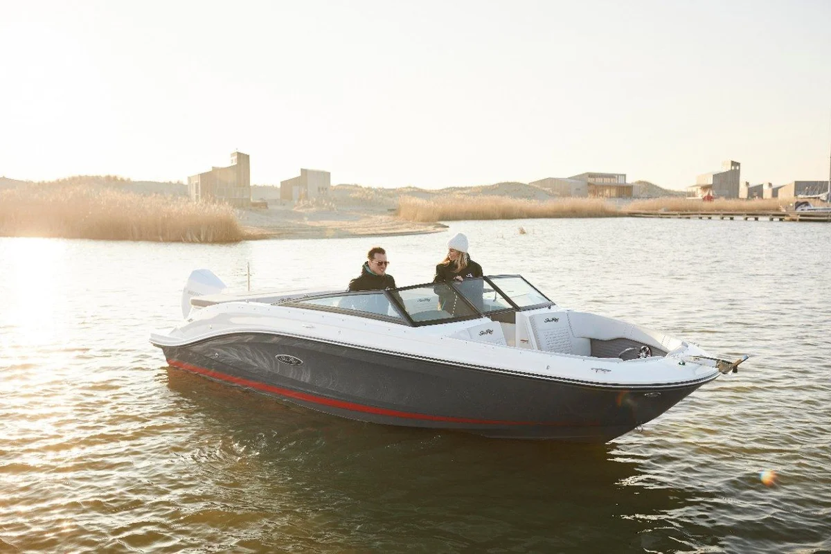 Sea Ray SPX 230 Outboard 2022 boat specs