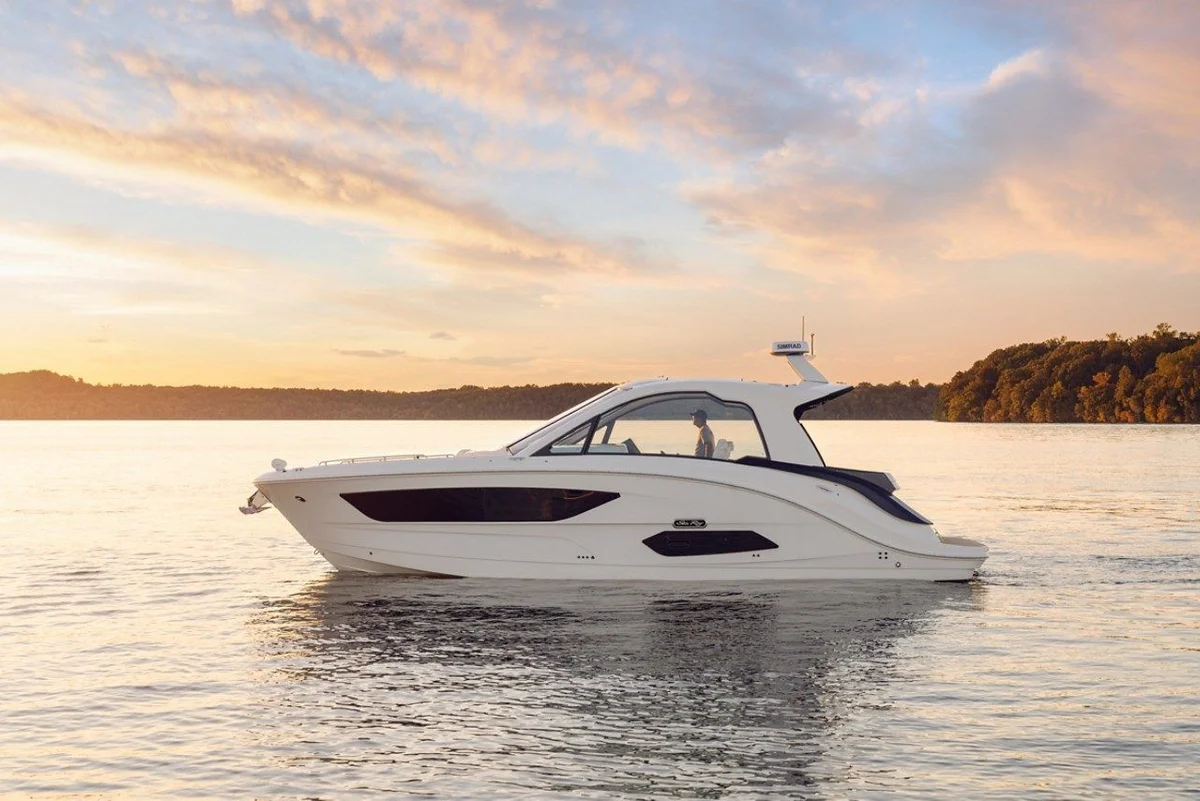 Sea Ray Sundancer 370  2023 boat specs