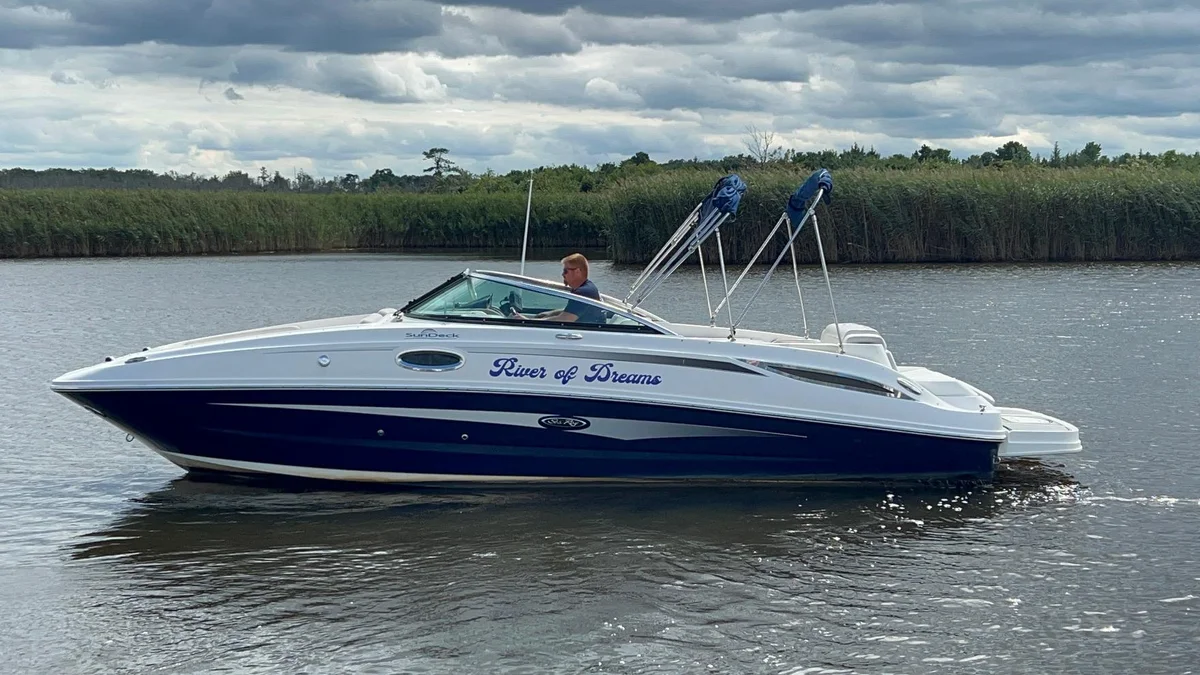 Sea Ray Sundeck 260 2012 boat specs