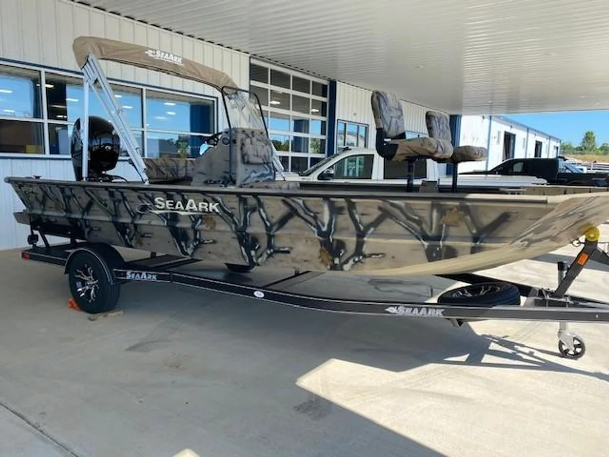 2072 FXT DELUXE CENTER CONSOLE Boat Specs