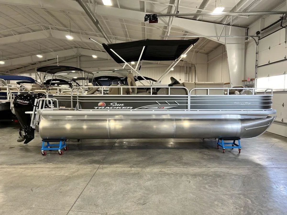 Sun Tracker Fishin' Barge 22 XP3 2022 boat specs