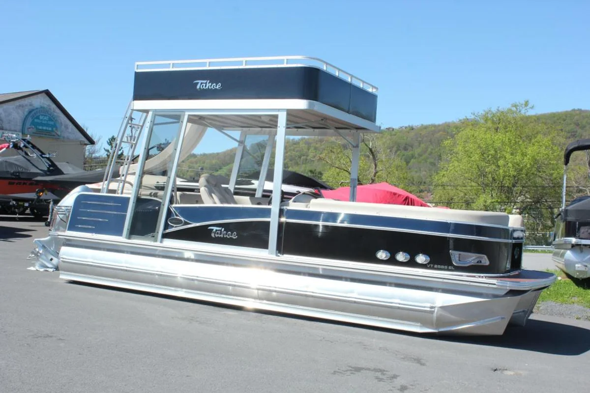 Tahoe Pontoon Boats Vista Funship - 27’ 2011 boat specs