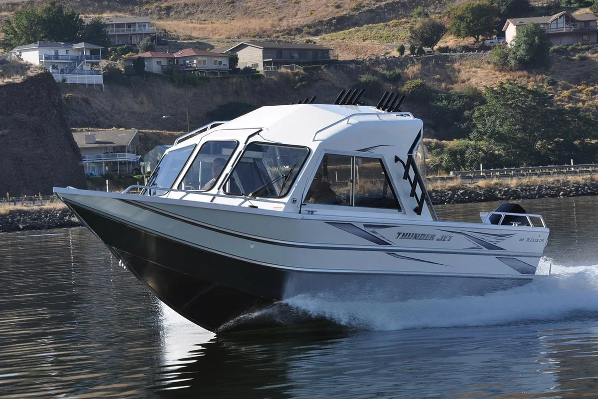 Thunder Jet 25 Alexis OS 2021 boat specs
