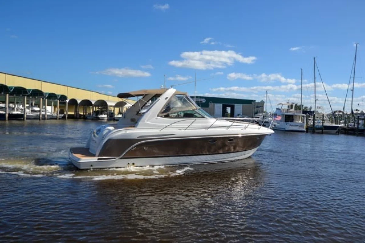 White Formula 34PC 2005 boat specs